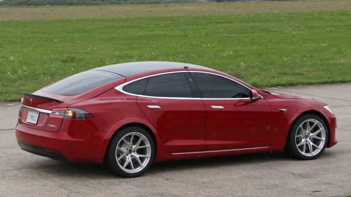 Tesla Model S P D Fotos Na Pista Revelam Pormenores Curiosos Leak