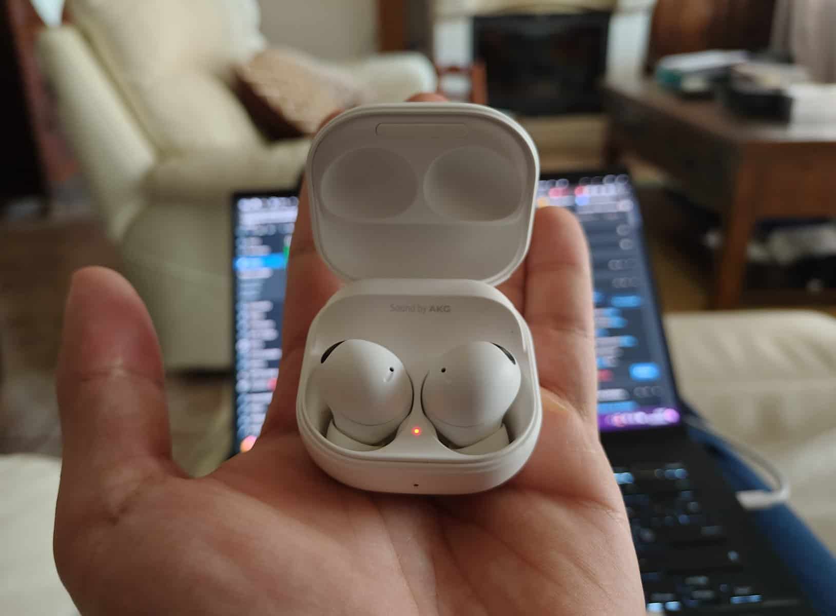 earbuds caíram à água