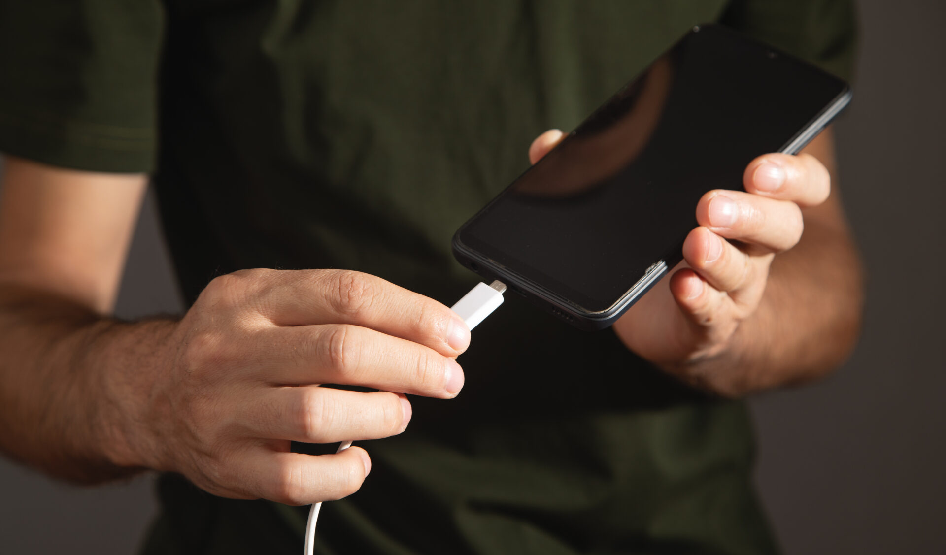 anda a carregar o smartphone, Smartphones com duas portas USB-C