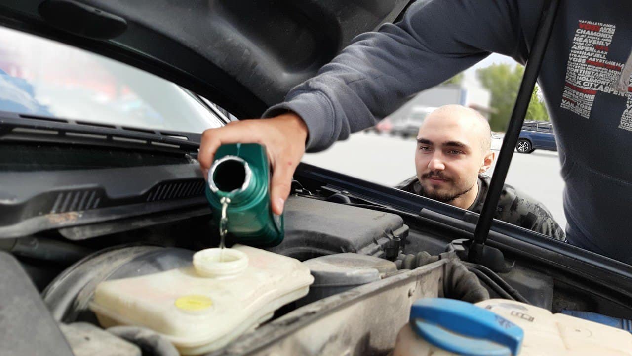 dois líquidos, melhor óleo motor automóvel, carro a abanar