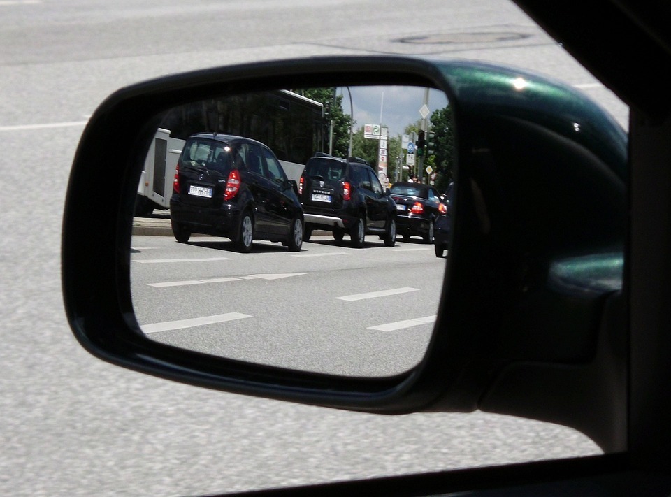 ajustar os espelhos do automóvel