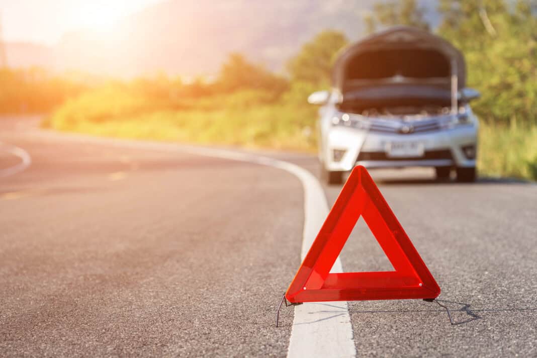 automóvel sobreaquece, luz da temperatura do carro acender, cheiros do automóvel, problemas graves no carro