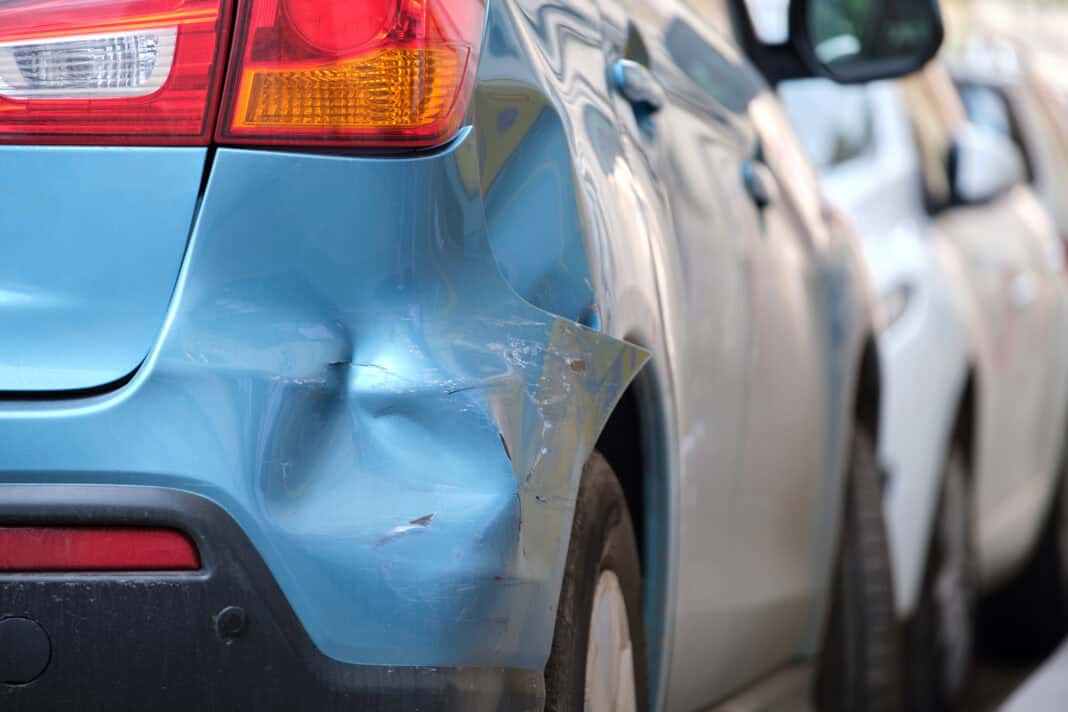 bateram no carro estacionado, acidentes na estrada