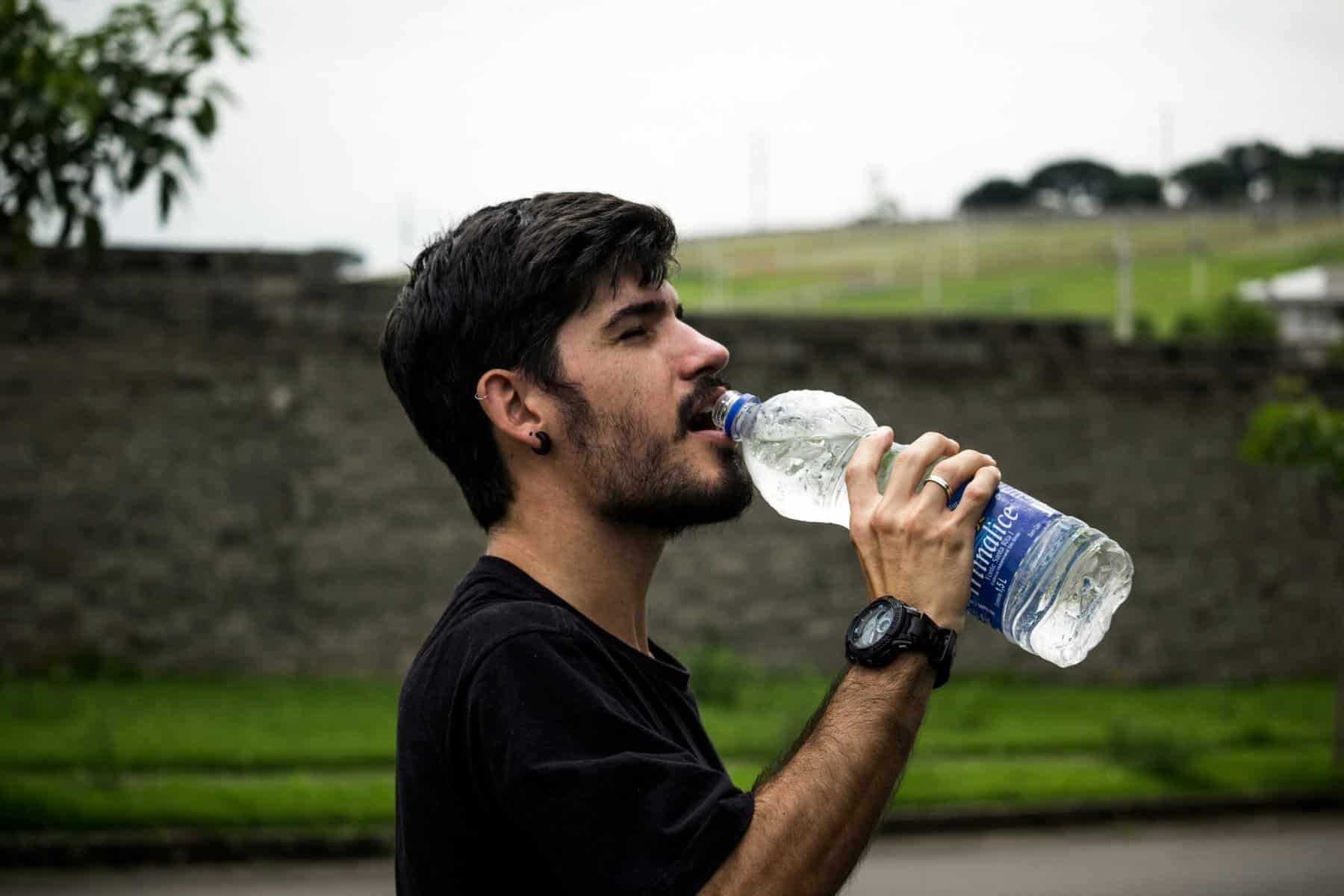 verão: é melhor beber água fresca ou à temperatura ambiente?