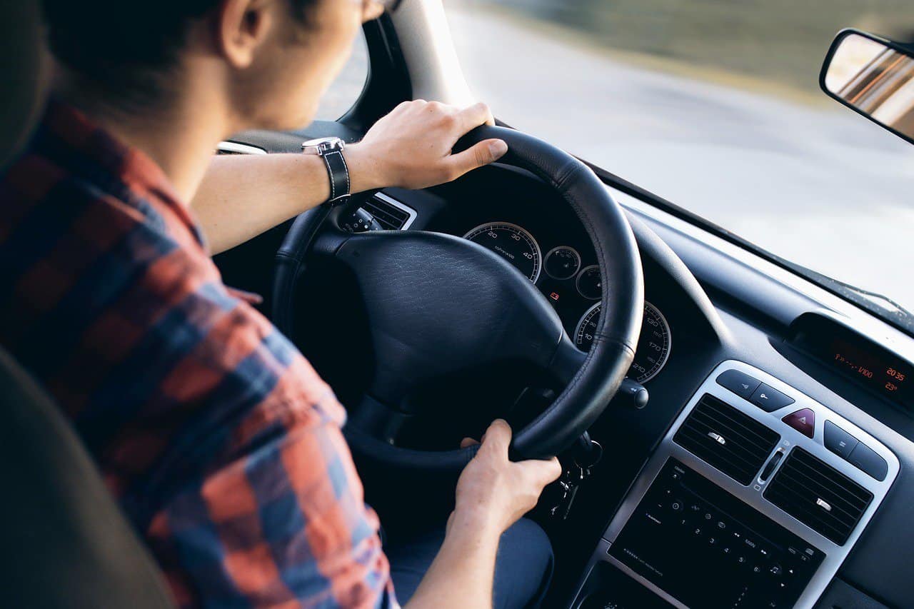 cheiros no carro, esta é a forma correta de segurar o volante do seu carro!