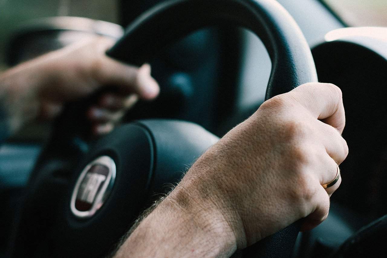 esta é a forma correta de segurar o volante do seu carro!