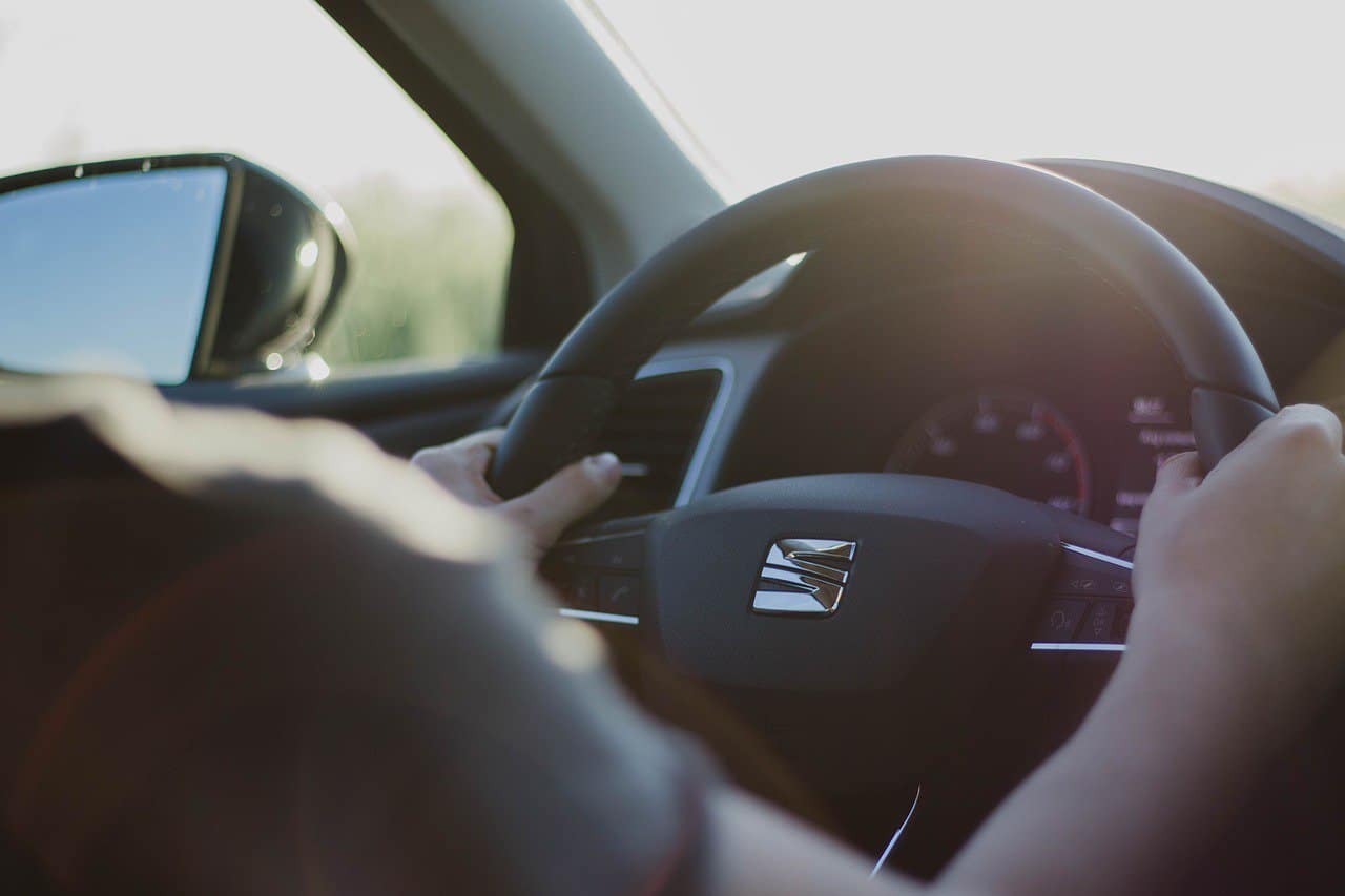 esta é a forma correta de segurar o volante do seu carro!