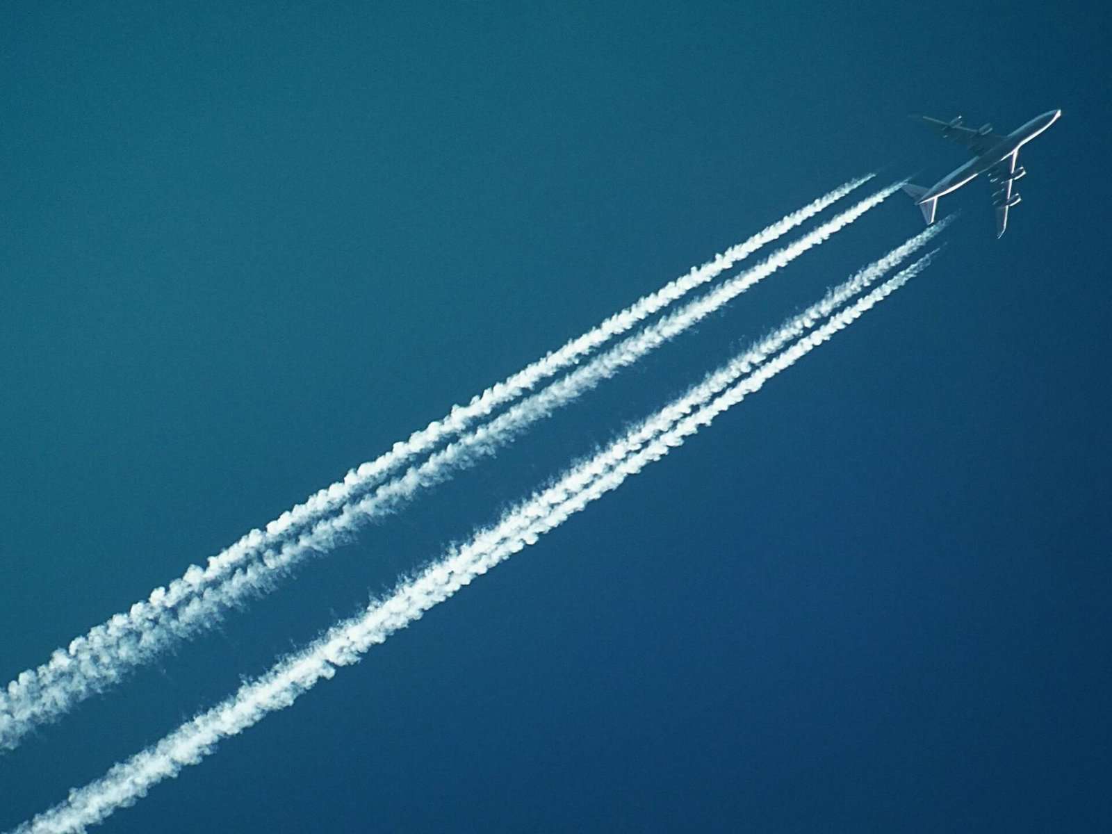 os rastos brancos dos aviões no céu são perigosos para a saúde?