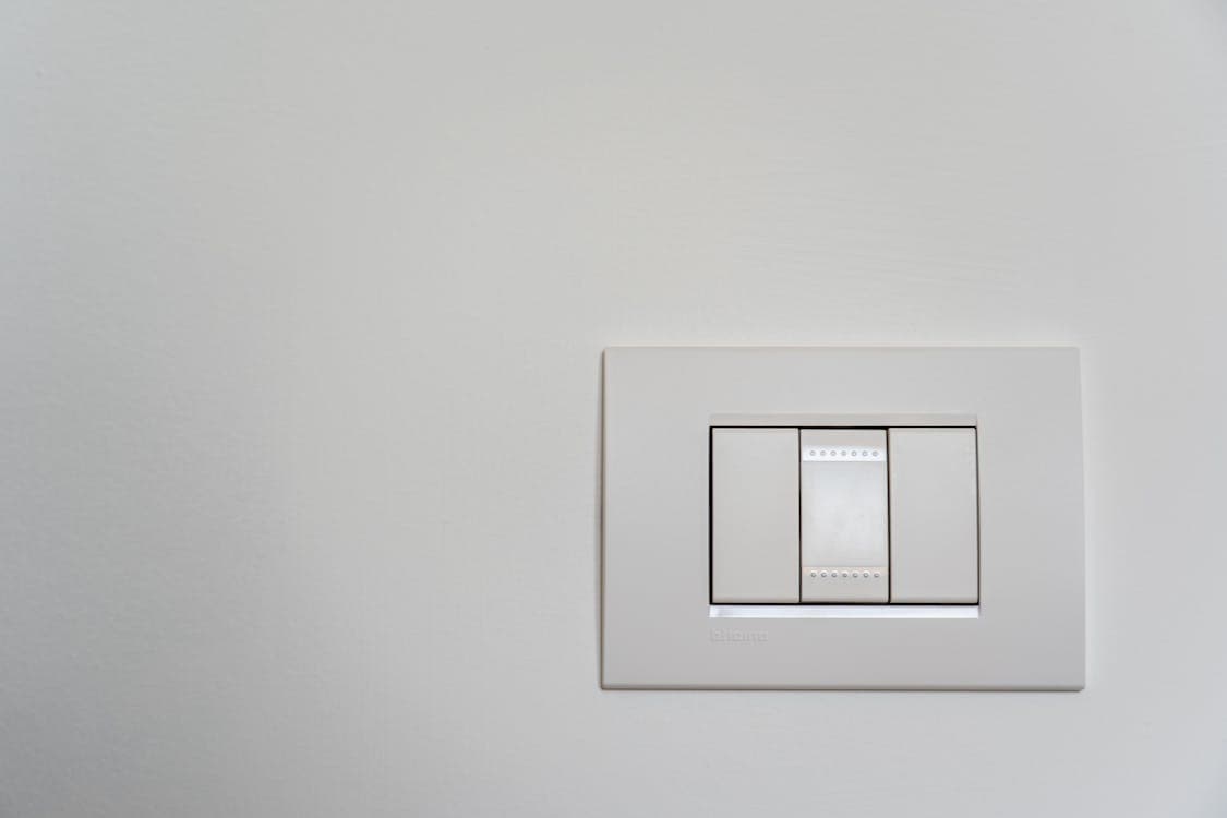 sabe porque o interruptor da luz fica fora da casa de banho?