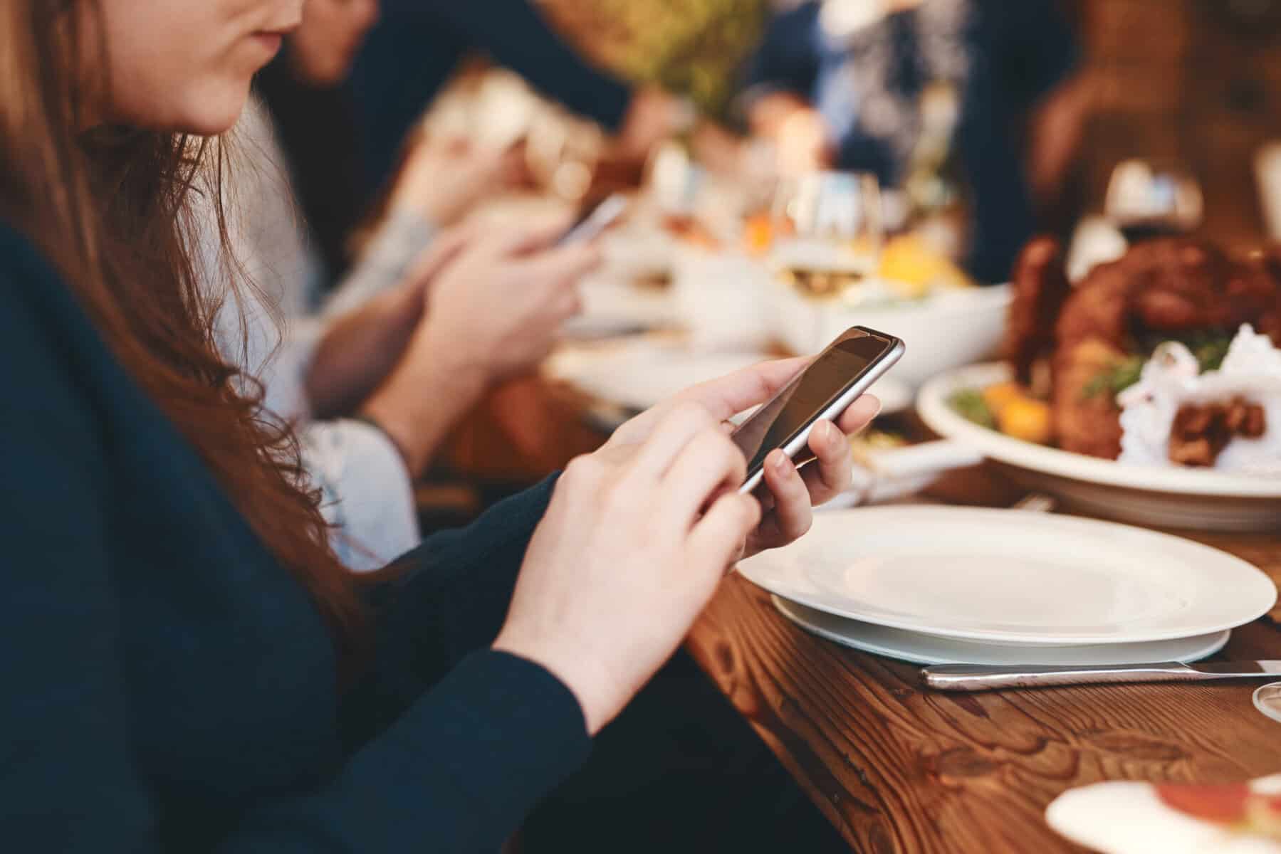 alerta: não leve o telemóvel para a mesa nas refeições!