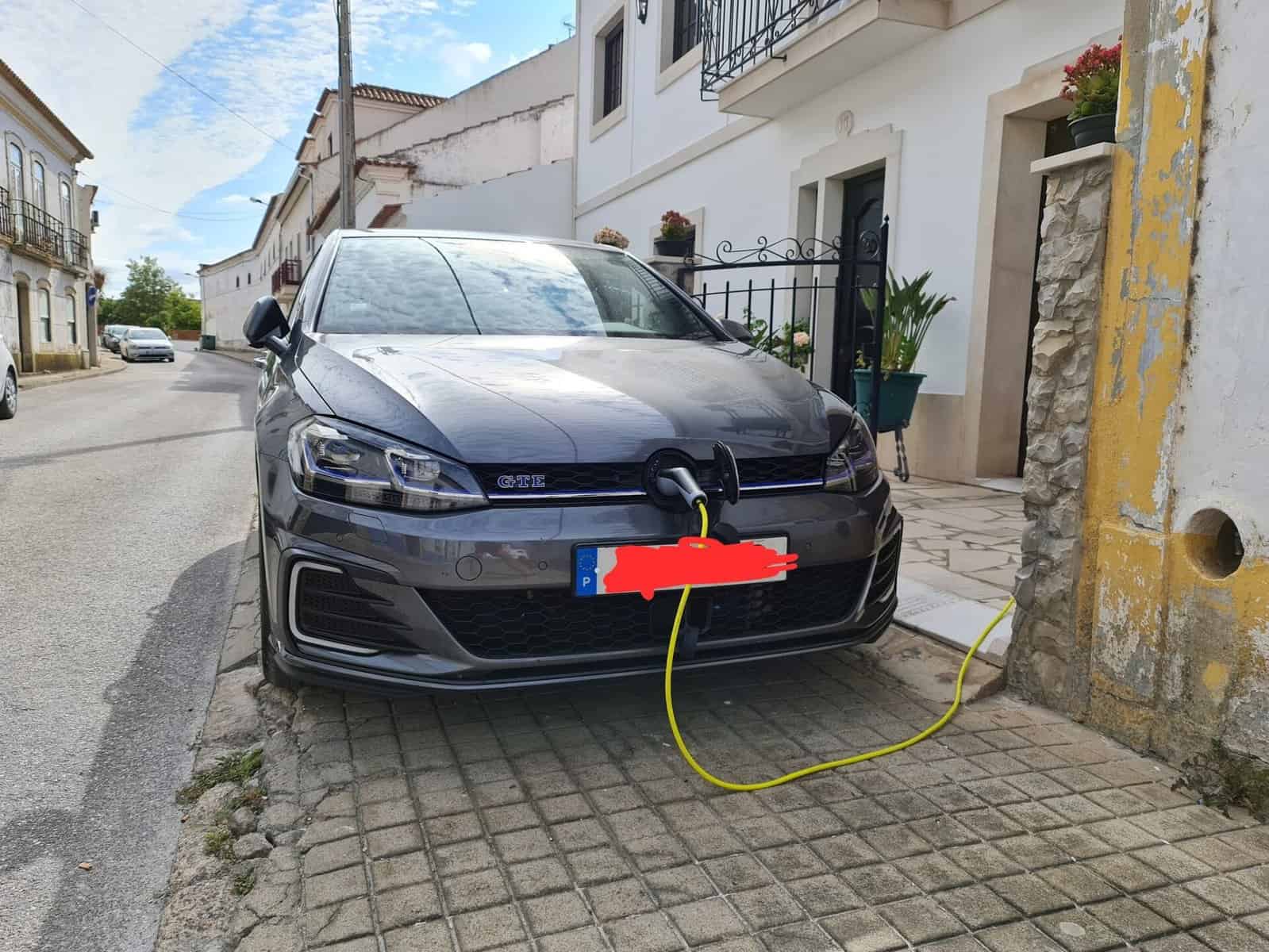 fui multado por carregar o meu carro elétrico à porta de casa