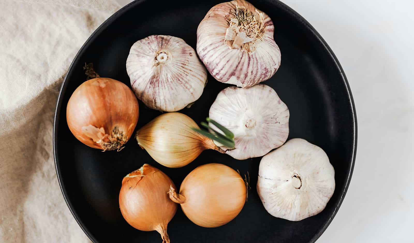 cozinhar com alho e cebola adiciona algo perigoso à comida